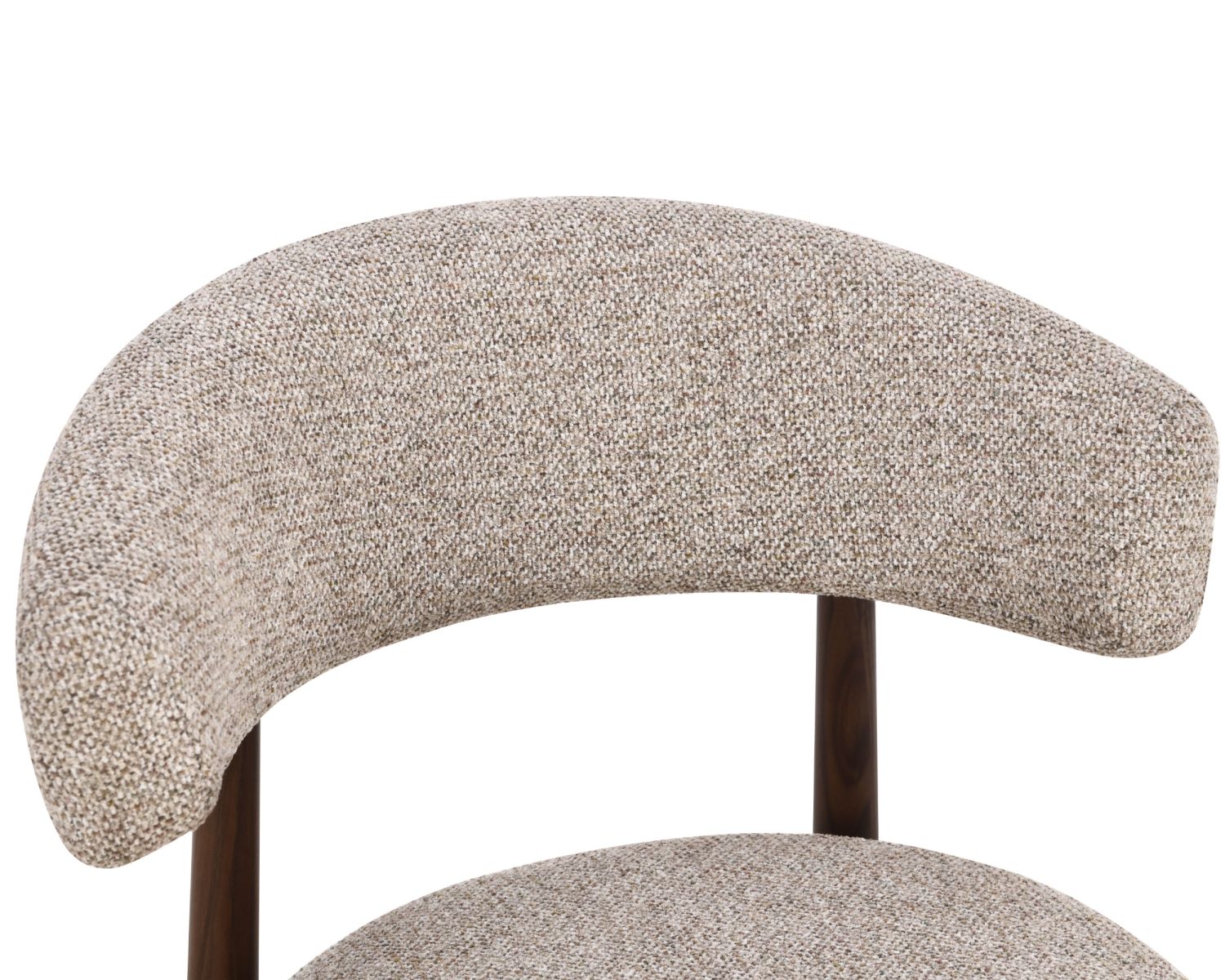 Lot de 2 chaises enveloppantes esprit rétro-contemporain “Arlo” en tissu tramé beige et marron, pieds aspect noyer