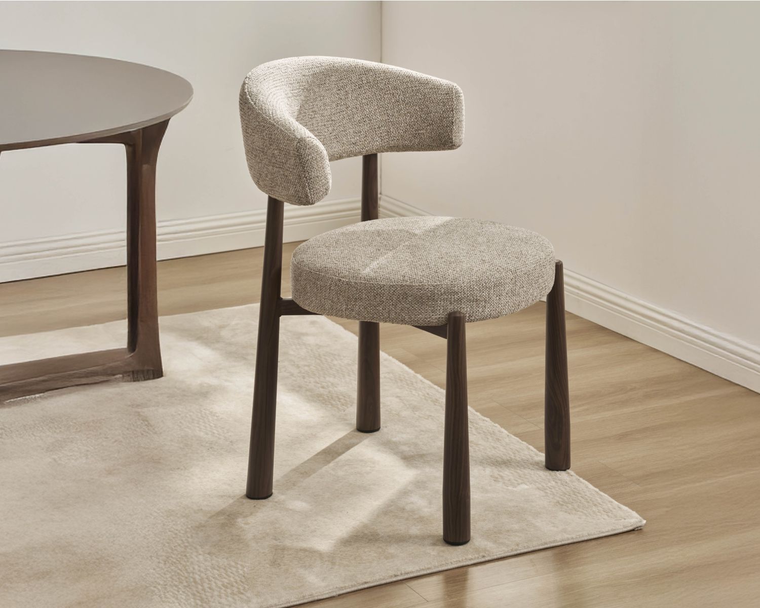 Lot de 2 chaises enveloppantes esprit rétro-contemporain “Arlo” en tissu tramé beige et marron, pieds aspect noyer