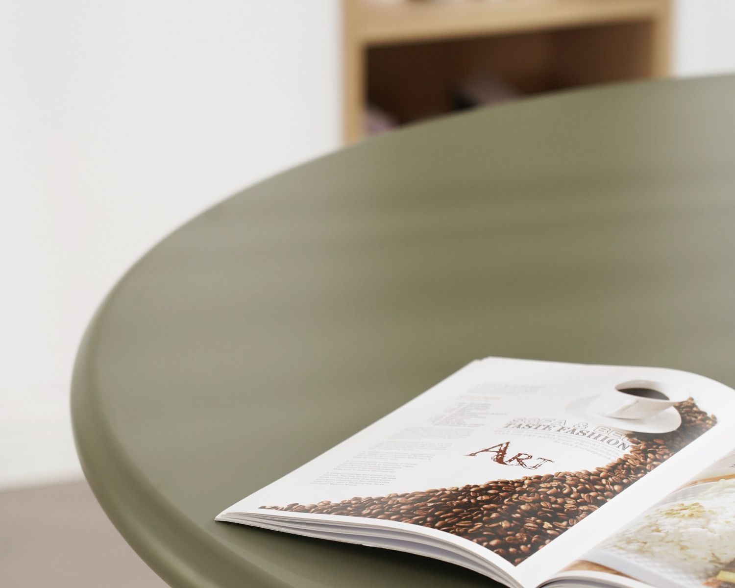 Table de repas ronde coloris vert sauge "Odyna"  120 cm piètement sculptural