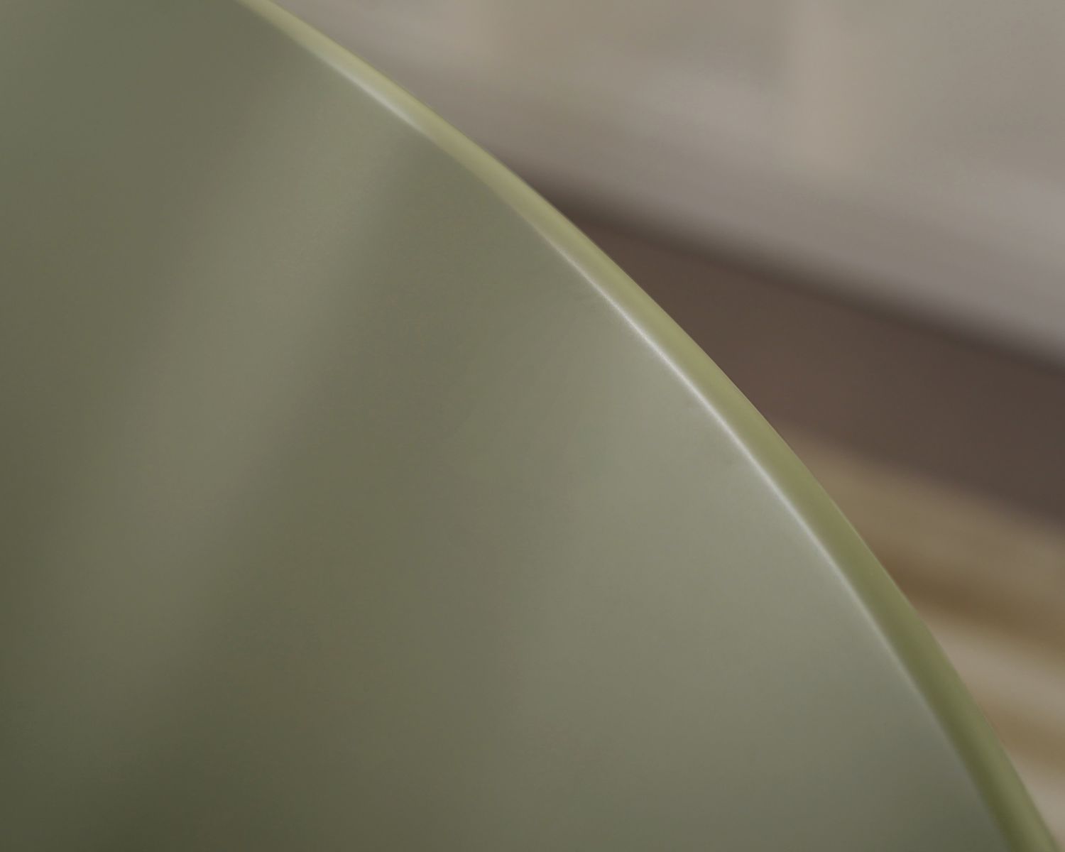 Table de repas ronde coloris vert sauge "Odyna"  120 cm piètement sculptural