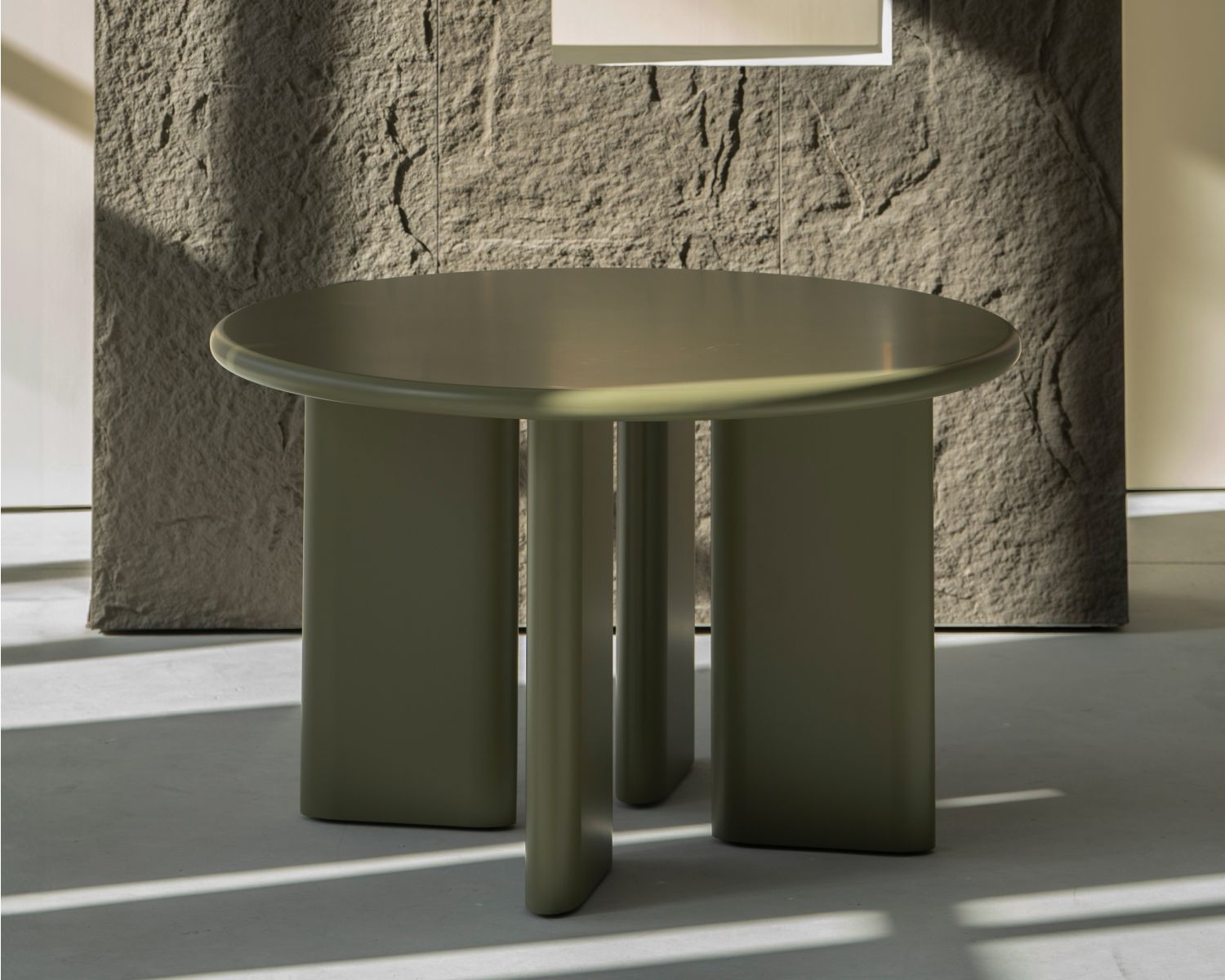Table de repas ronde coloris vert sauge "Odyna"  120 cm piètement sculptural