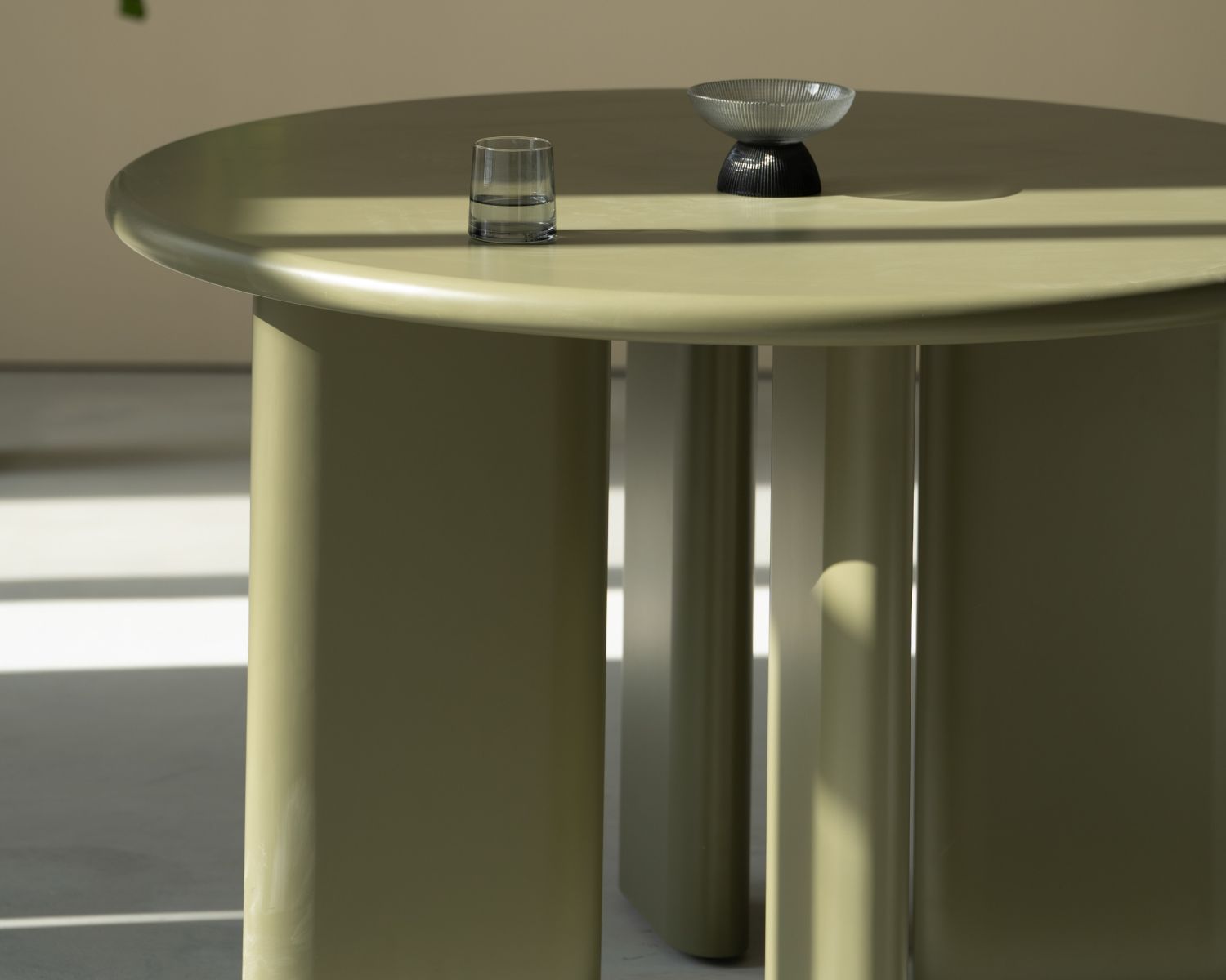 Table de repas ronde coloris vert sauge "Odyna"  120 cm piètement sculptural