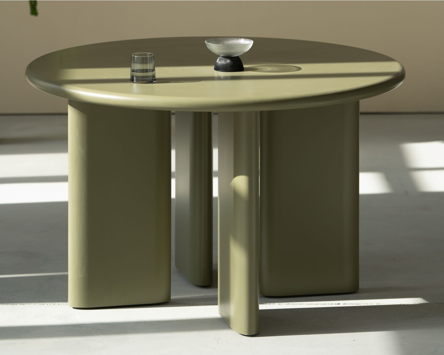 Table de repas ronde coloris vert sauge "Odyna"  120 cm piètement sculptural