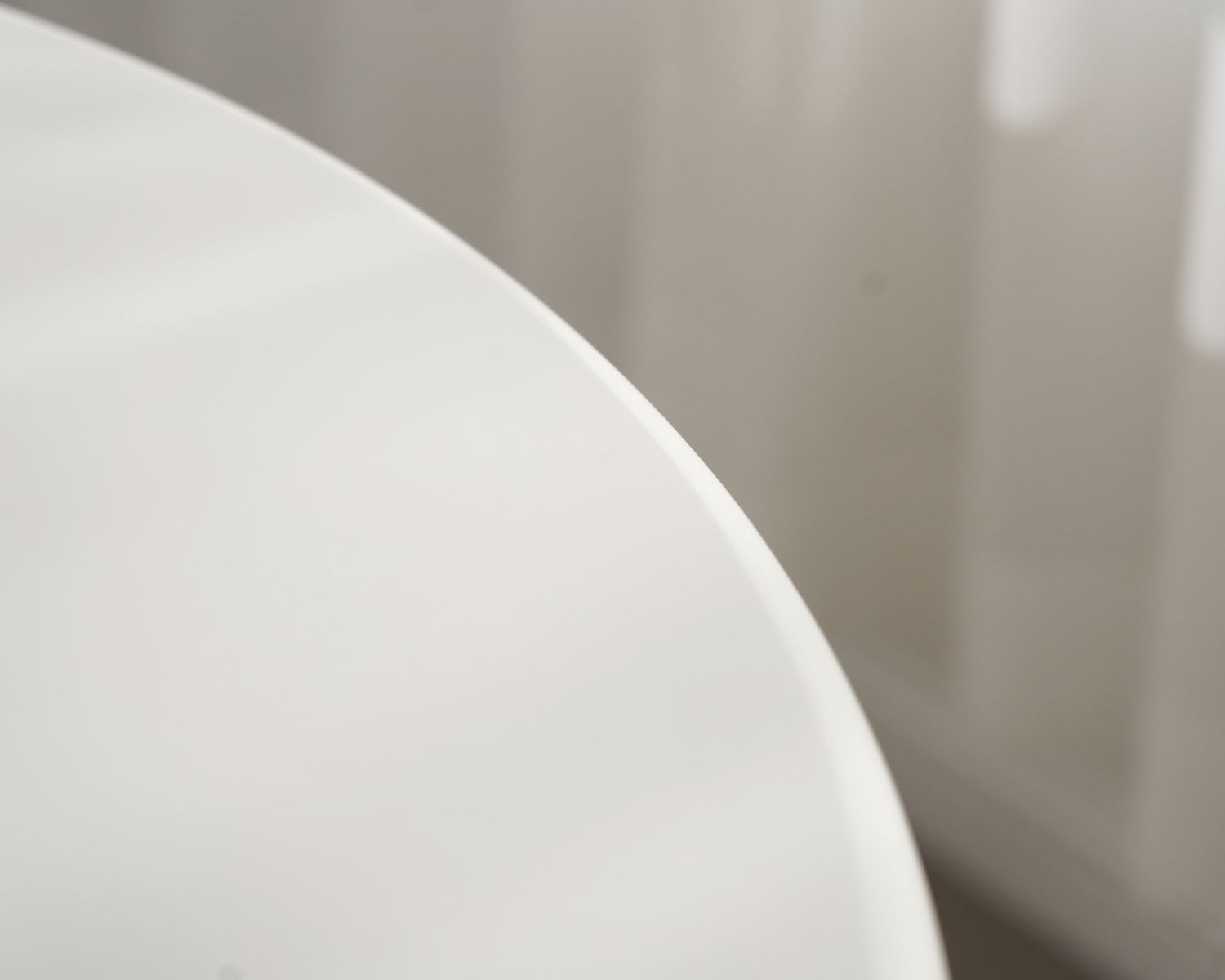 Table de repas contemporaine ronde 120 cm coloris crème "Odyna"