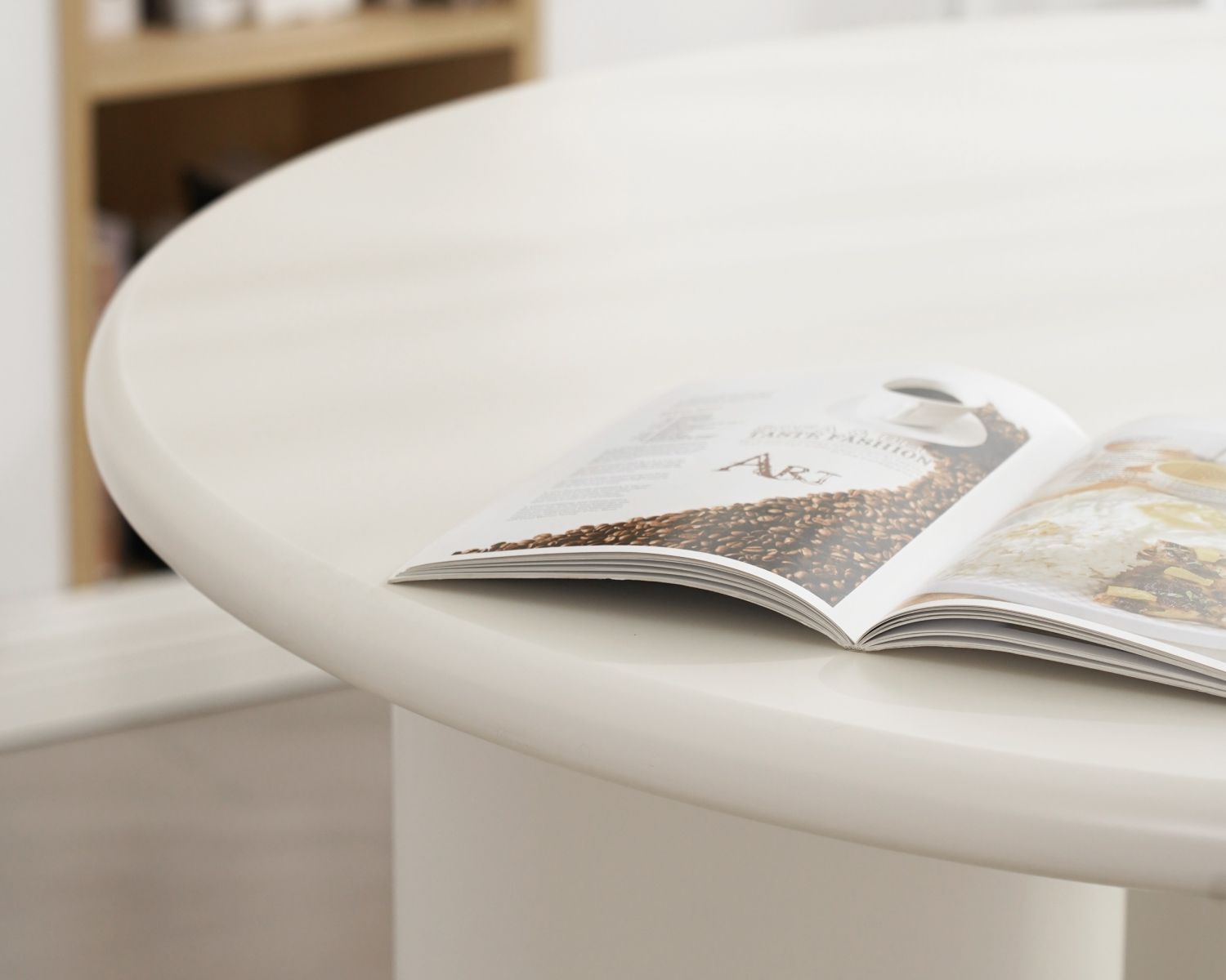 Table de repas contemporaine ronde 120 cm coloris crème "Odyna"