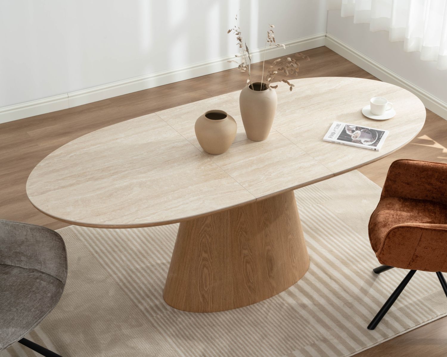 Table de repas extensible 160-200 cm plateau céramique effet travertin "Oria" piètement aspect chêne clair