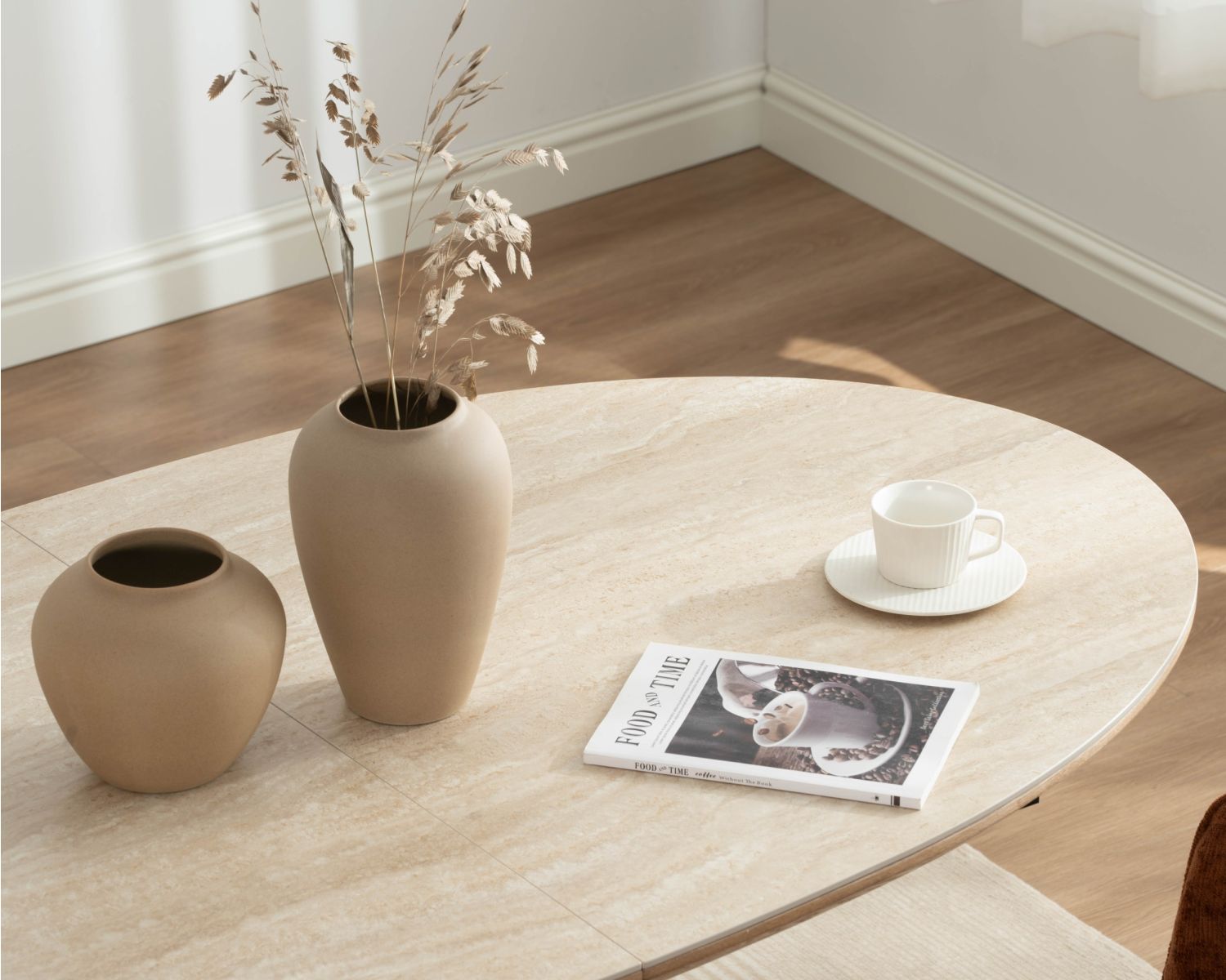 Table de repas extensible 160-200 cm plateau céramique effet travertin "Oria" piètement aspect chêne clair