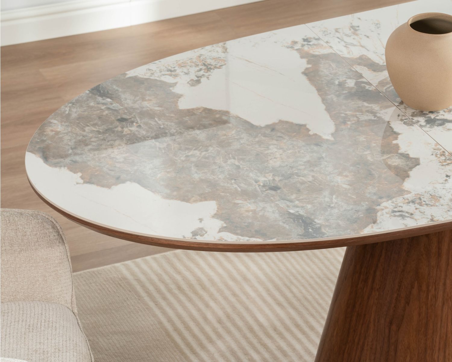 Table de repas extensible 160-200 cm plateau céramique effet pierre naturelle "Oria" piètement aspect noyer