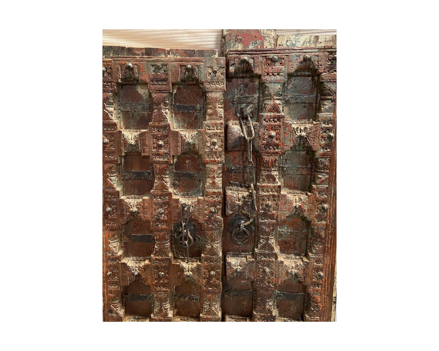 Porte indienne traditionnelle en bois massif et métal "Vieille porte"