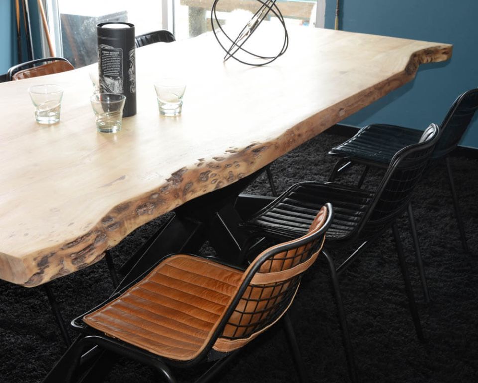 Table à manger industrielle en bois épais et pieds métal "3D"