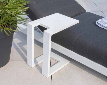 Bout de canapé design en aluminium blanc "Lazy Beach"