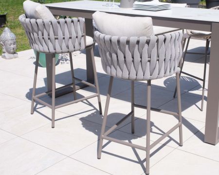 Chaise de bar ultra chic dossier en tissu tressé gris et pieds aluminium "Chinon" assise 74 cm