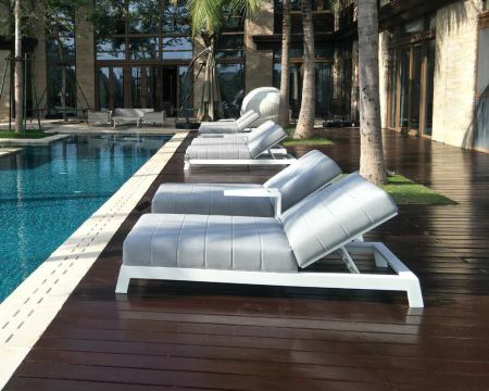 Transat matelassé en aluminium blanc et tissu gris qualité supérieure "Terrasse"