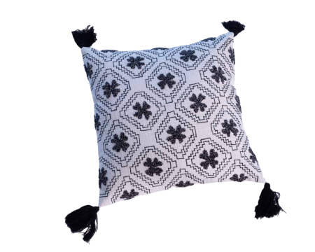 Coussin décoratif en coton blanc avec motif brodés et pompons "Chart"