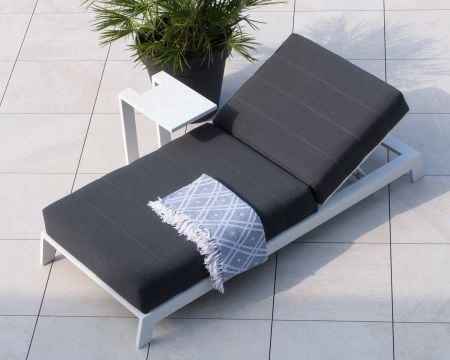 Chaise longue haut de gamme matelassée gris foncé alu blanc "Terrasse"