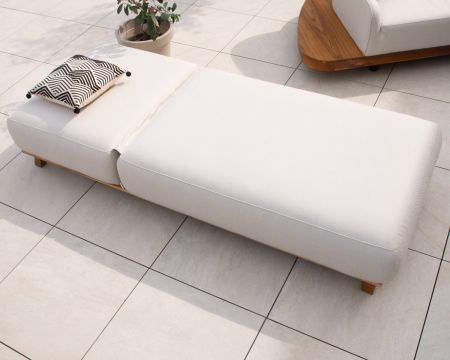 Chaise longue luxueuse teck et tissu Sunbrella écru sans surpiqure "Lombok Chiné"