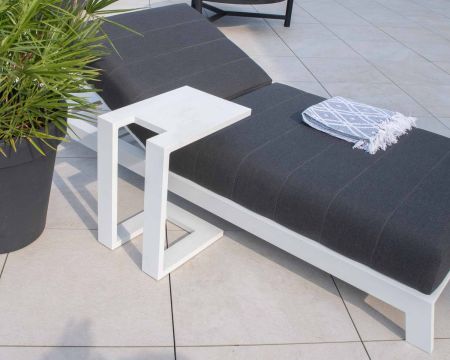 Bout de canapé design en aluminium blanc "Lazy Beach"
