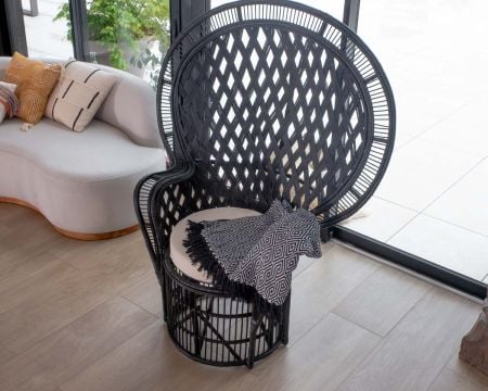 Original fauteuil style Pomare en rotin tressé noir "Taïpa Beach"