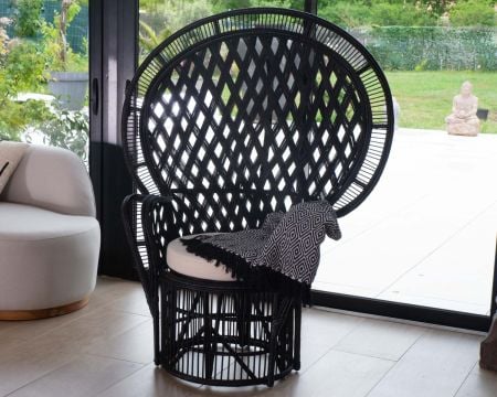 Original fauteuil style Pomare en rotin tressé noir "Taïpa Beach"