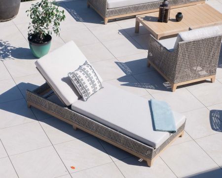 Chaise longue en teck et tissu beige chiné "Porticcio"
