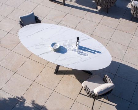 Table elliptique blanche 260 cm en céramique et pieds aluminium 3D "Chinon"