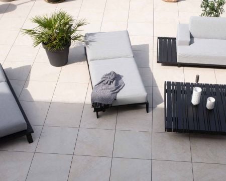 Bain de soleil confort tissu Sunbrella gris clair structure aluminium noire "Terrasse"