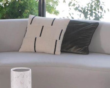 Coussin de canapé blanc cassé et noir "Chart" motif graphique
