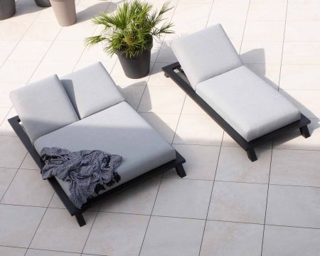 Chaise longue tissu Sunbrella gris clair structure aluminium noire "Nusa Pedina"