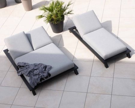 Bain de soleil double tissu Sunbrella gris clair structure aluminium noire "Nusa Pedina"