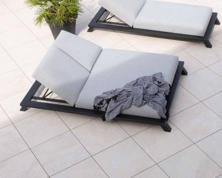 Bain de soleil double tissu Sunbrella gris clair structure aluminium noire "Nusa Pedina"