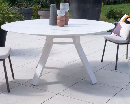 Table ronde 160 cm en céramique et aluminium blanche "Chinon"