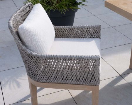 Chaise d'extérieur confortable tressée en teck et textile chiné "Porticcio"