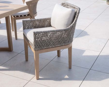Chaise d'extérieur confortable tressée en teck et textile chiné "Porticcio"