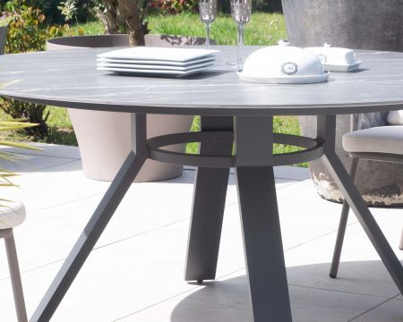 Table ronde noire en céramique et aluminium "Chinon" 160 cm