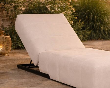 Bain de soleil design épuré en tissu crème avec surpiqures spécial extérieur "Sunset Bay"