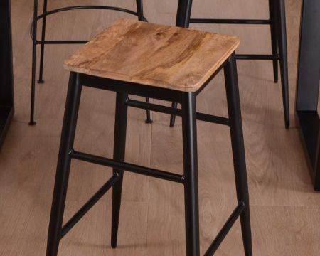 Tabouret design Loop, assise confortable en bois massif