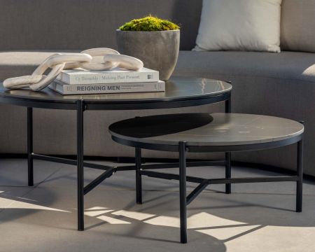 Table basse design noire plateau céramique et structure 3 pieds "Sokha Beach" diamètre 126 cm