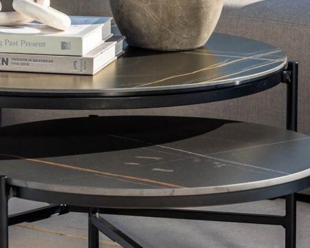 Table basse design noire plateau céramique et structure 3 pieds "Sokha Beach" diamètre 126 cm