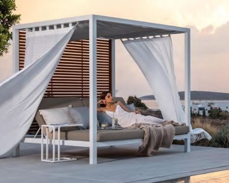 Lit baldaquin outdoor en teck et tissu Sunbrella taupe "Ibo Island"