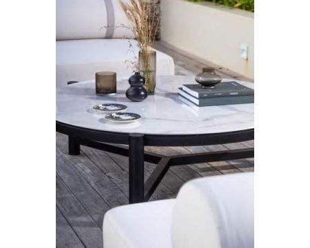 Table basse ronde en céramique et aluminium, diam. 126 "Sokha Beach"