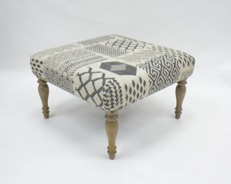 Repose-pieds gris motif patchwork et pieds en bois naturel "Sofia"