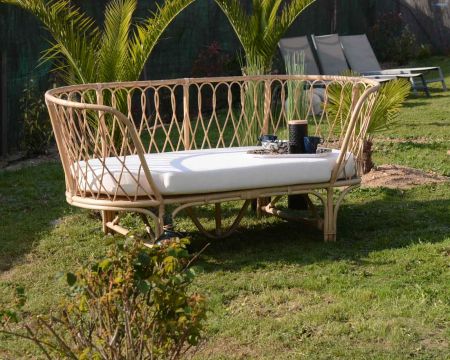 Grande banquette en rotin tressé "Taipa Beach" avec assise tissu