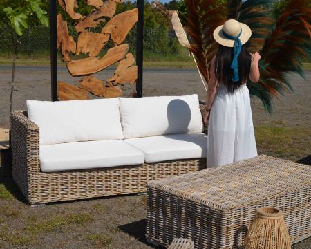 Salon de jardin ethnique chic en rotin avec table basse