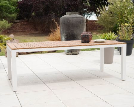 Grande table de repas spécial extérieur en aluminium blanc et teck "Dolce Vita" 220 cm