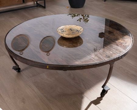 Table basse ronde en bois recyclé et plateau verre avec pieds métal "Népalaise"