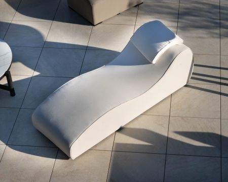 Bain de soleil 1 place design organique en tissu blanc spécial outdoor "Miroly bay"