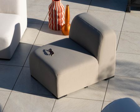 Elément d'assise pour canapé d'extérieur modulaire en tissu taupe "Miroly Bay" design organique