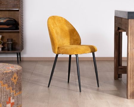 Lot de 4 chaises de repas en velours moutarde et pieds en métal noir "Bellot" esprit vintage