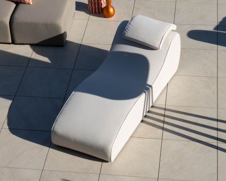 Bain de soleil 1 place design organique en tissu blanc spécial outdoor "Miroly bay"