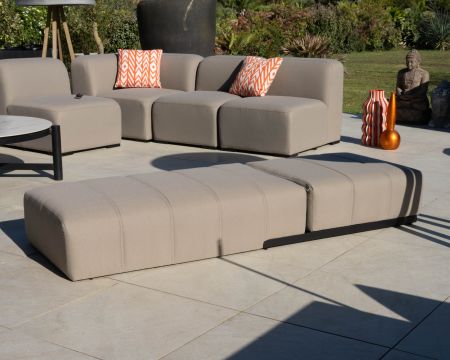 Bain de soleil design épuré en tissu spécial extérieur "Sunset Bay" taupe avec surpiqures